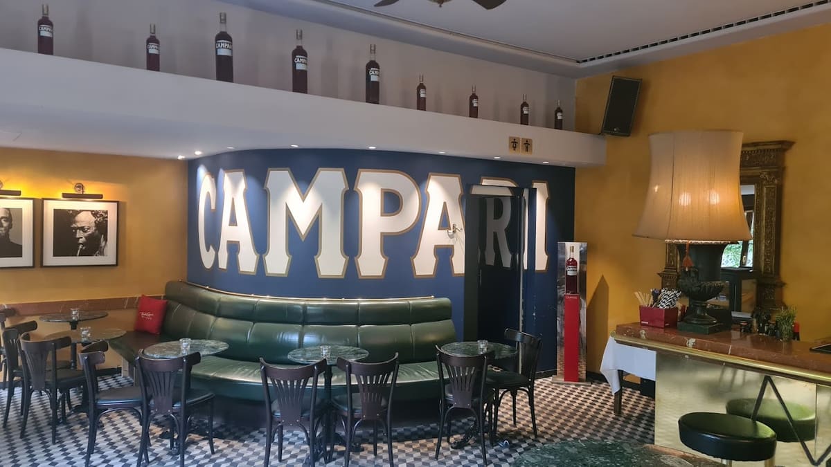 Die grossen Campari-Buchstaben über den grünen Sitzbänken der Campari Bar