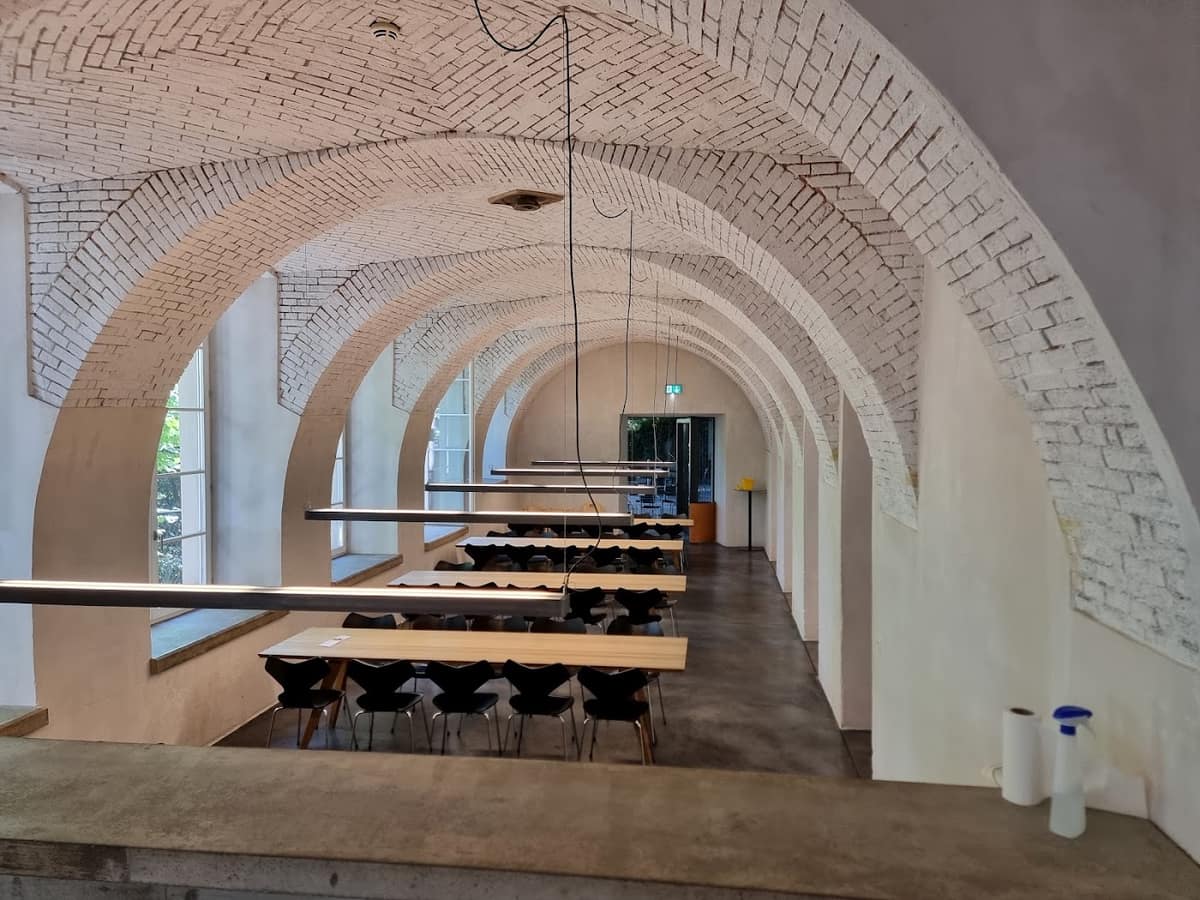 Der gewölbte Speisesaal der Jugendherberge Basel im alten Fabrikbau an der St.-Alban-Teich