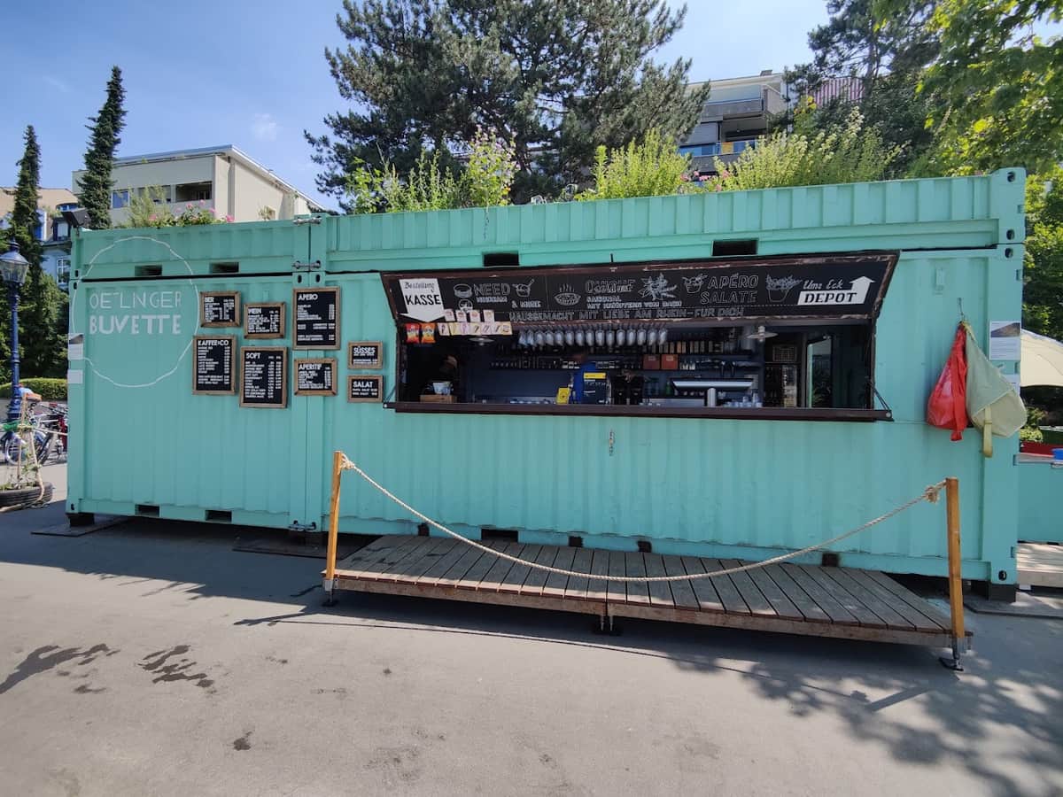 Der türkisfarbene Container der Oetlinger Buvette am Kleinbasler Rheinufer