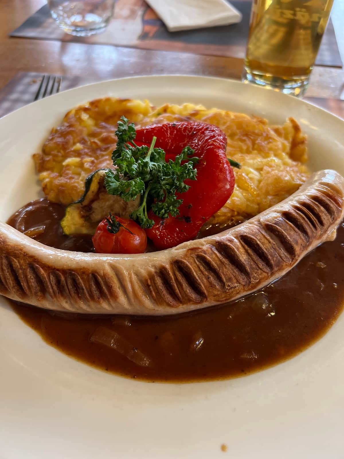Bratwurst mit Zwiebelsauce und Rösti im Schnabel