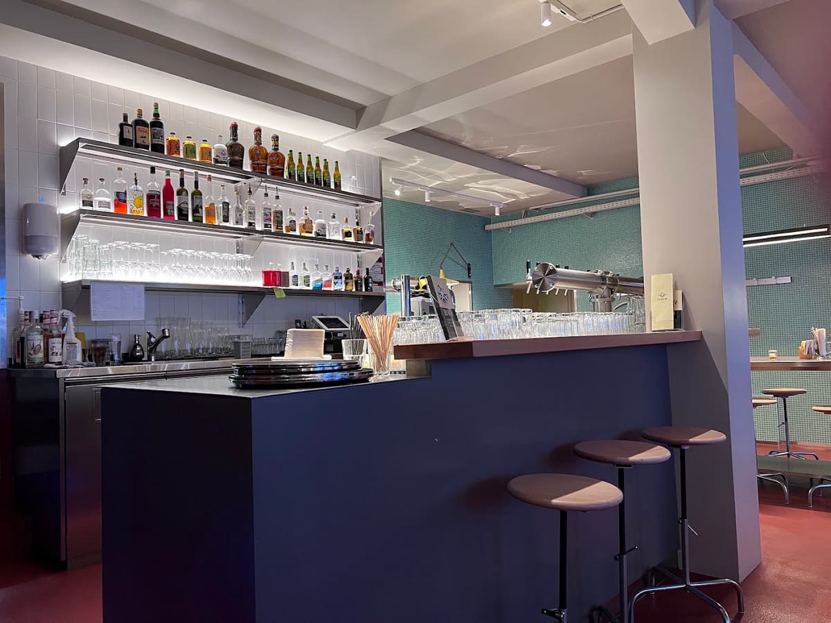 Der Tresen der Ueli-Brau-Bar mit Barhockern und Flaschenregal