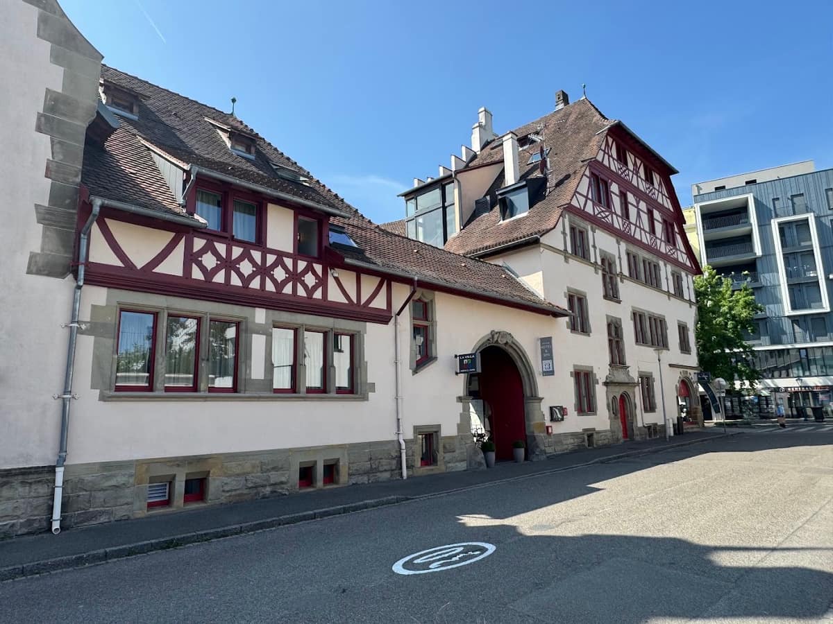 Die Fachwerkfassade der Villa K in Saint-Louis mit ihrem roten Tor