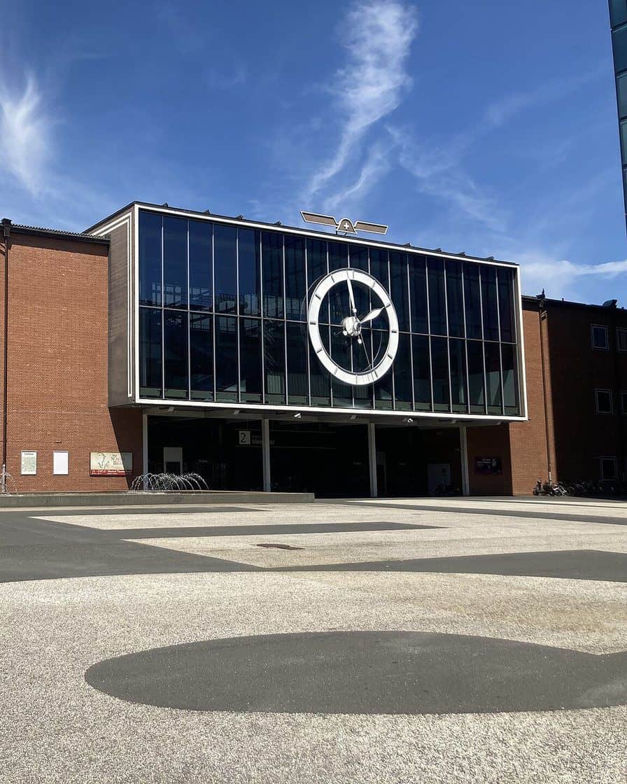 Der Eingang der Halle 2 der Messe Basel mit der grossen Uhr in der Glasfassade