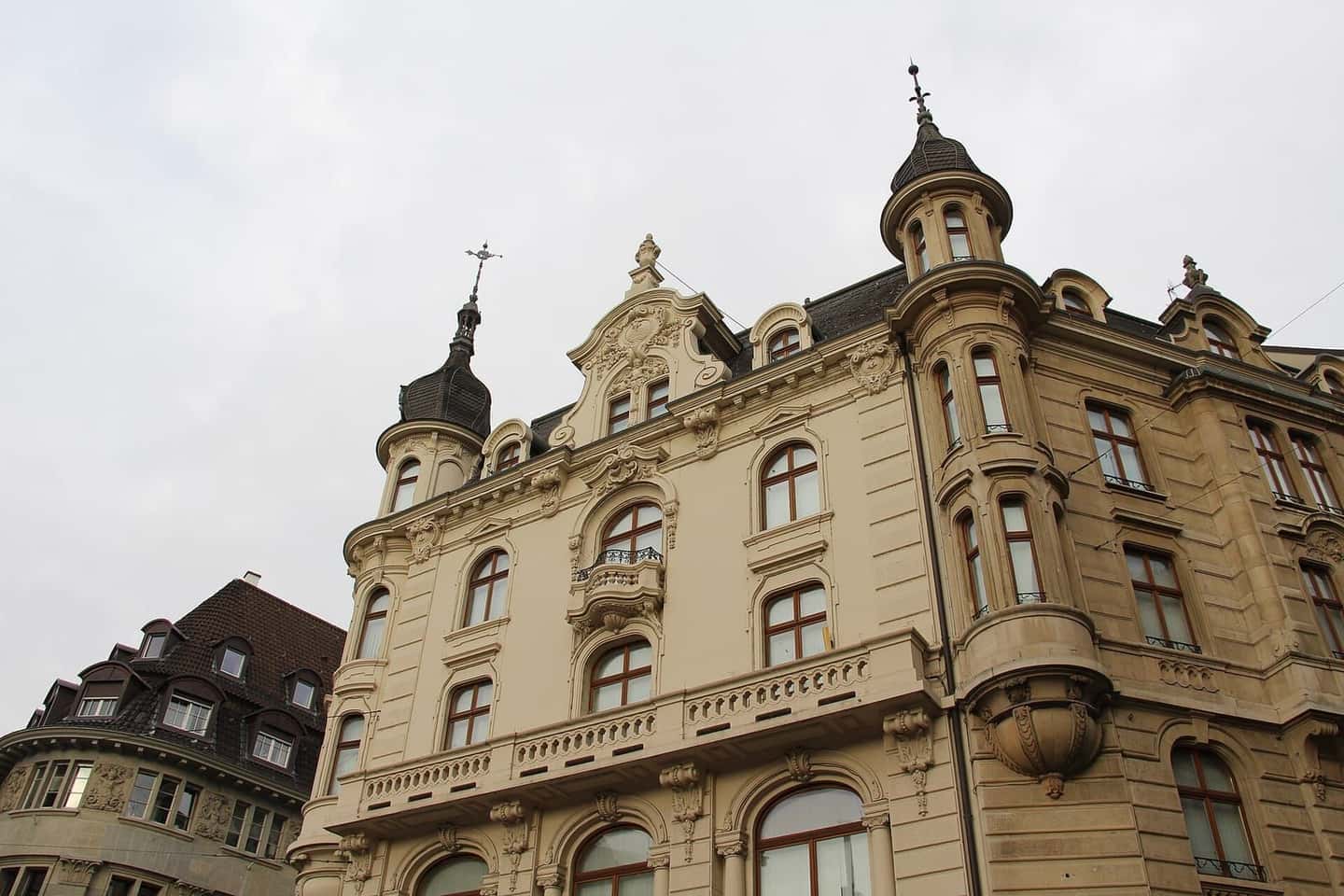 Ein reich verziertes Geschäftshaus mit Erkern und Türmchen am Marktplatz in Basel