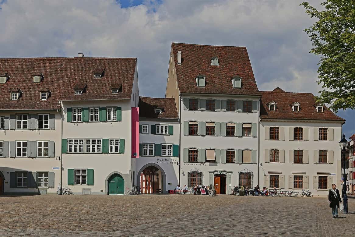 Bürgerhäuser mit farbigen Fensterläden am Münsterplatz in Basel