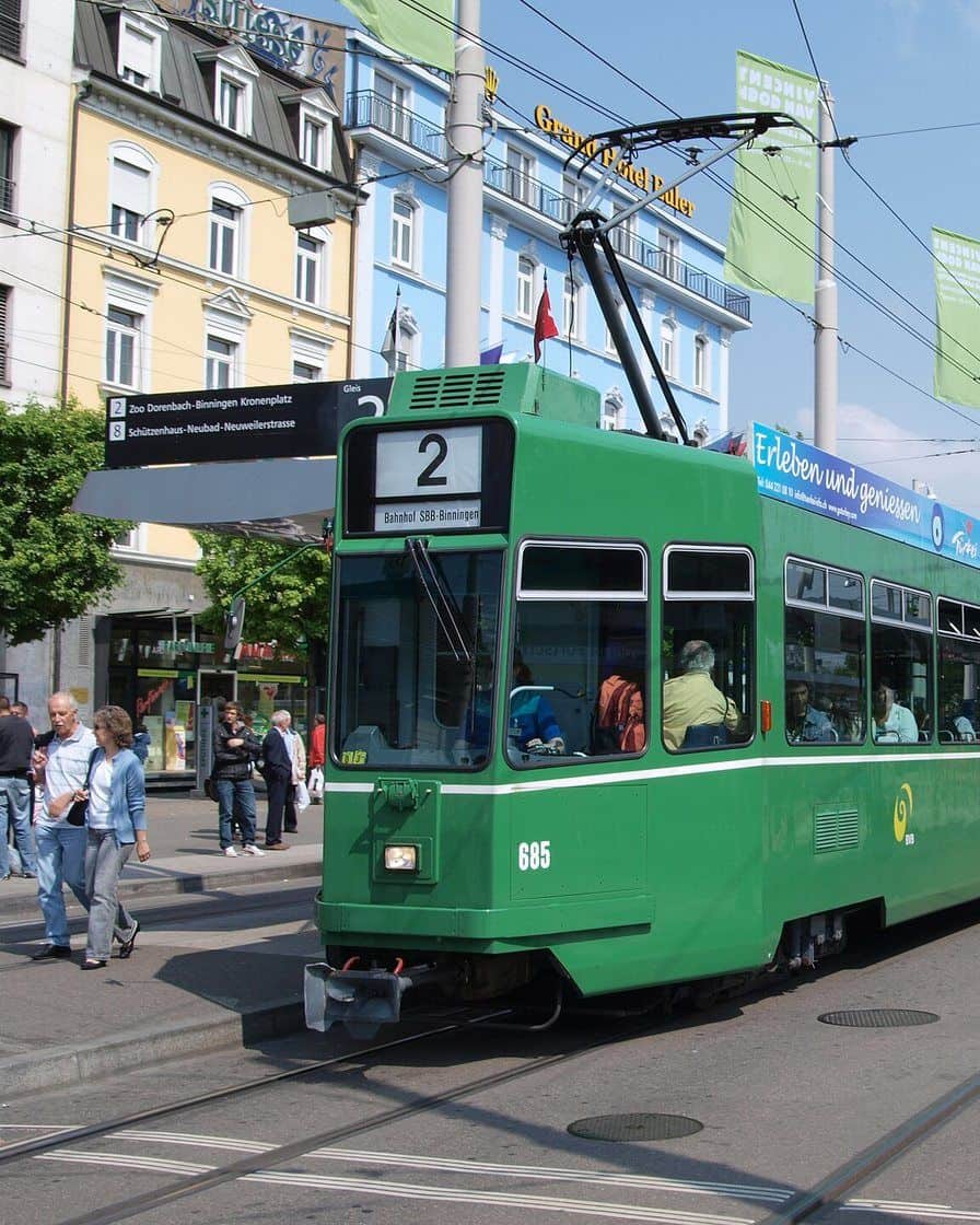 Ein grünes Tram der BVB auf der Linie 2 in Richtung Bahnhof SBB