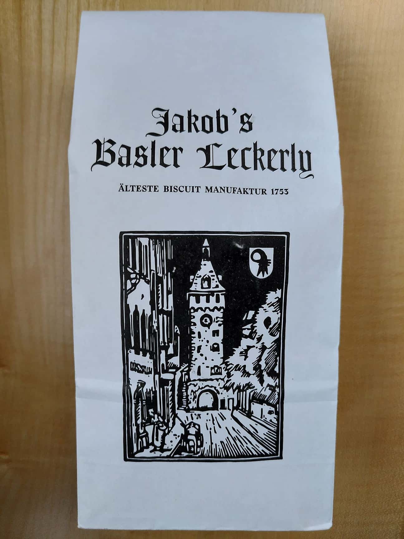 Die Verpackung von Jakob's Basler Leckerly mit Schriftzug, dem Hinweis auf die Manufaktur seit 1753 und einer Zeichnung des Spalentors