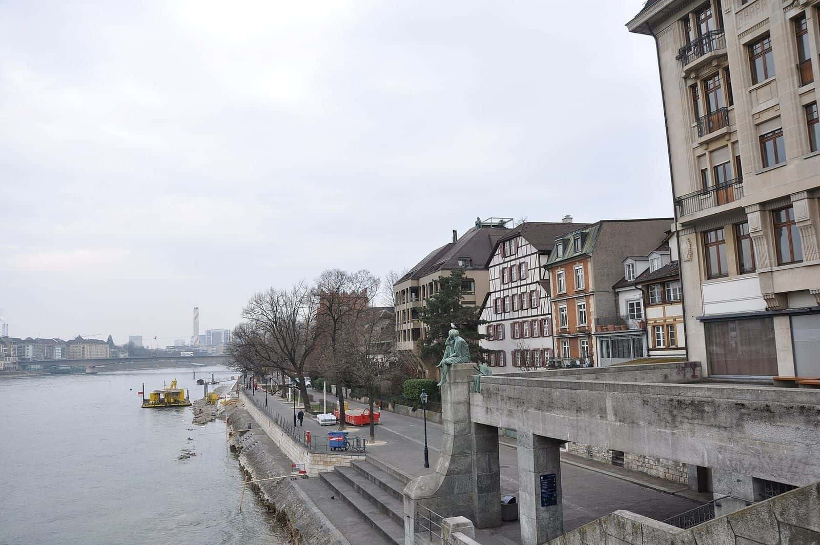 Der Untere Rheinweg in Kleinbasel, die Uferpromenade mit Stufen zum Wasser, an der im Sommer die Buvetten stehen
