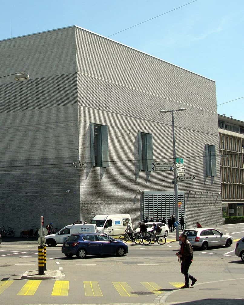 Der Neubau des Kunstmuseums Basel aus grauem Backstein an der Kreuzung beim St. Alban-Graben