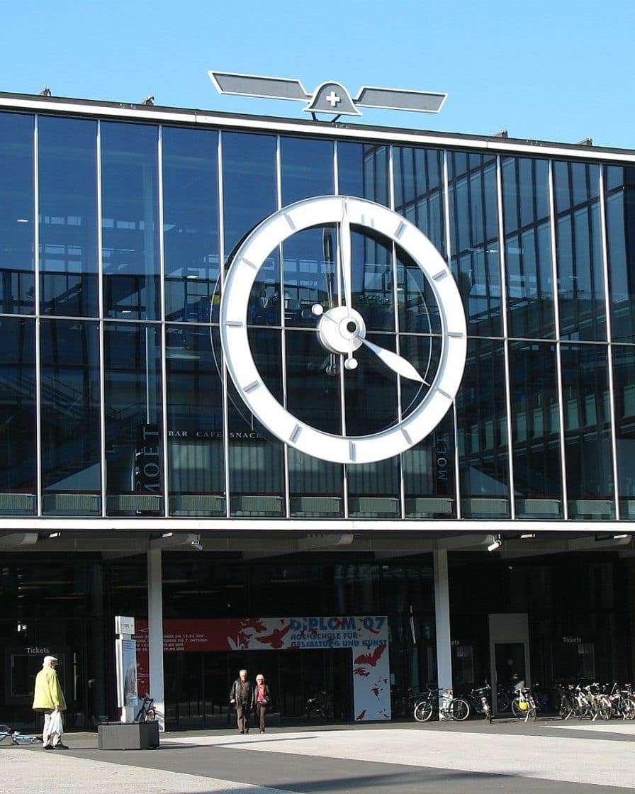 Die Glasfassade der Messe Basel mit der grossen Uhr