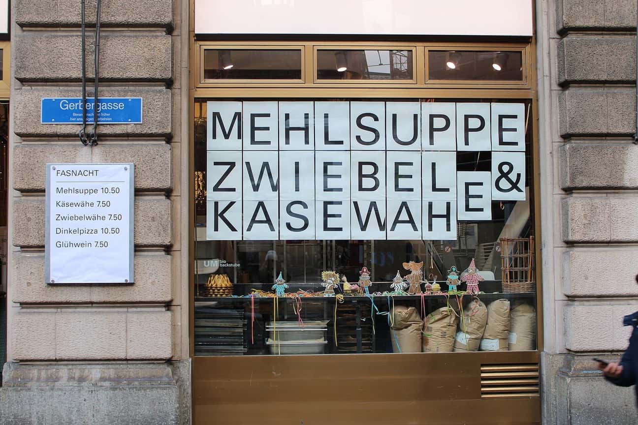 Ein Schaufenster in Basel mit dem Aushang «Mehlsuppe, Zwiebele & Kasewähe» zur Fasnacht