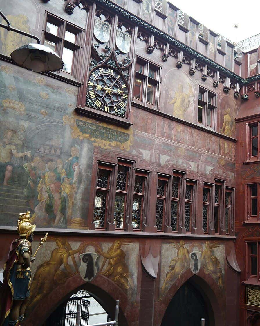 Der Innenhof des Basler Rathauses mit seinen bemalten roten Fassaden, Wappen und Arkaden