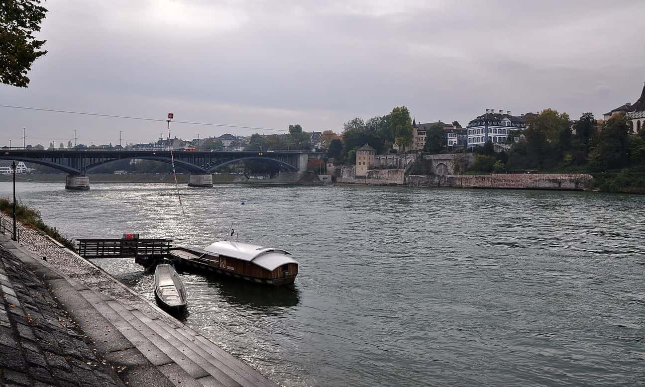 Eine Basler Rheinfähre am Kleinbasler Ufer, im Hintergrund die Wettsteinbrücke