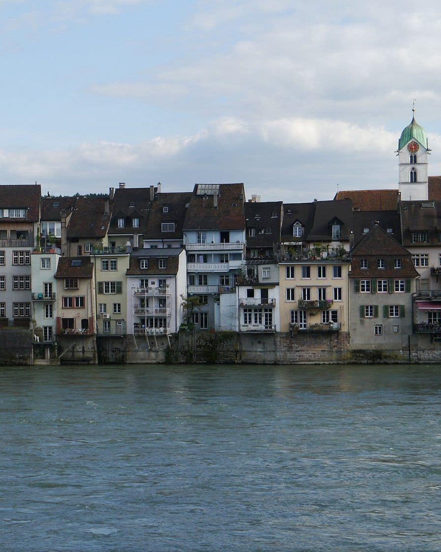 Die Altstadt von Rheinfelden direkt am Rhein, eine Zeile alter Bürgerhäuser über dem Wasser, darüber der Turm der Martinskirche