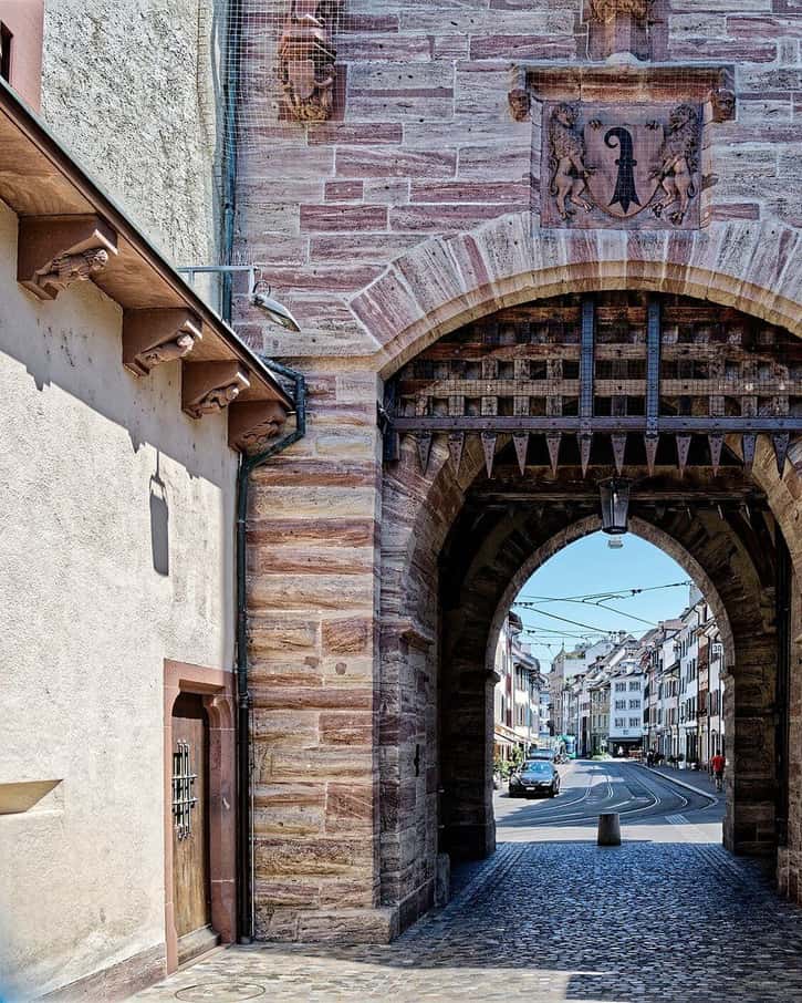 Der Durchgang des Spalentors mit seinem Fallgitter, durch den Torbogen der Blick in die Spalenvorstadt