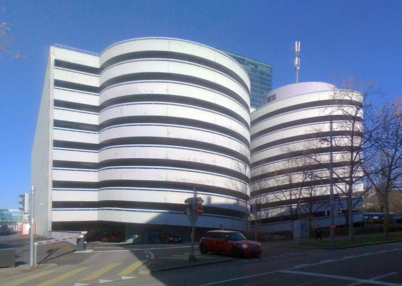 Das Parkhaus Messe an der Riehenstrasse in Basel, ein runder Bau mit weissen Parkdecks über mehrere Etagen