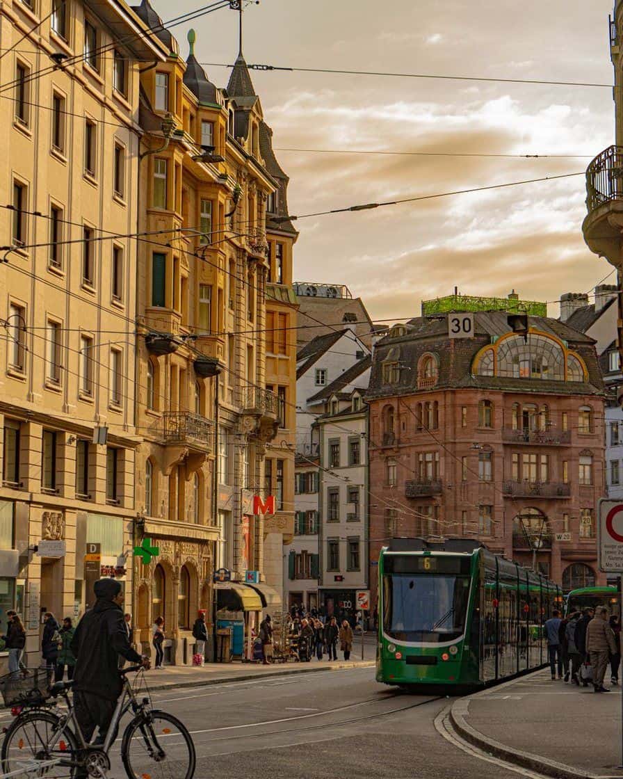 Altbauten an einer Basler Strasse mit den Oberleitungen des Trams